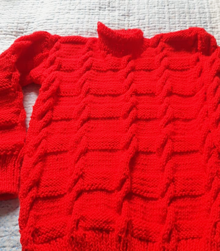 Blusa vermelha de tricô com ponto em relevo